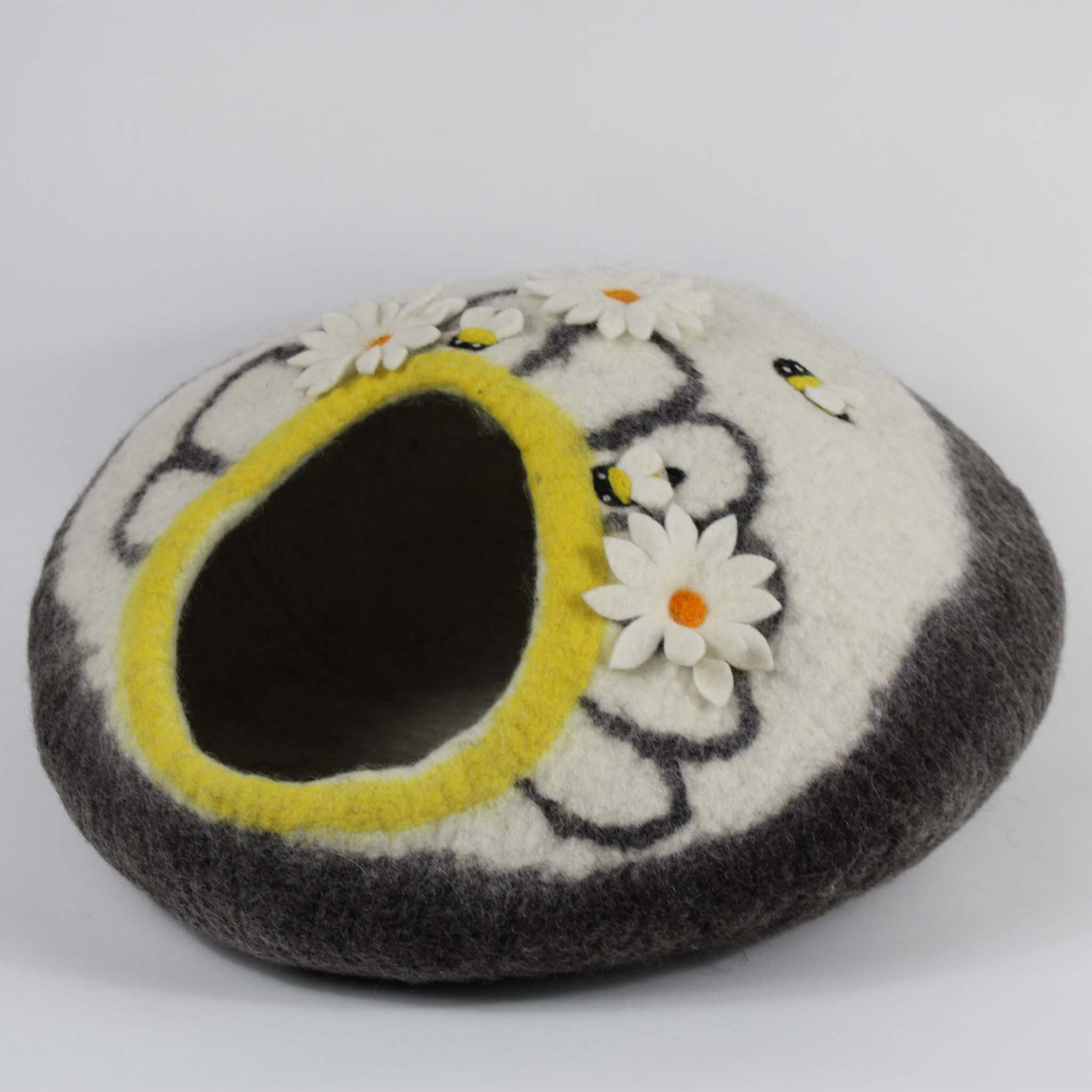 http://www.catcavebeds.com/cdn/shop/products/Bees.jpg?v=1632955600